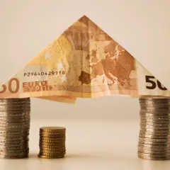 Złożona banknotem 50 euro "dach" nad monetami symbolizuje, kiedy umowa pożyczki jest nieważna.