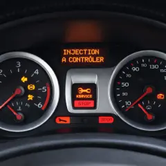 Tableau de bord d'une voiture avec voyants allumés : "INJECTION A CONTROLER", "KSRVICE STOP", et un voyant de batterie faible. Pas de panne du système de freinage visible.