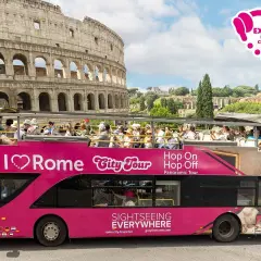 Bus touristique rose "I ❤️ Rome City Tour" près du Colisée. Profitez d'un plan de bus touristique pour explorer Rome.