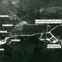 Luftaufnahme einer Militärbasis, die auf die Operation Anadyr hinweist. Zu sehen sind Raketenabschussrampen, Errichtungsgeräte, ein Zeltlager und ein Fuhrpark.