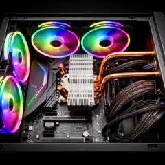 Intérieur d'un PC gaming avec ventilateurs RGB lumineux, un refroidisseur CPU imposant et des câbles colorés. Un vrai **3D mark** de performance.