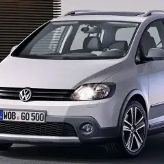 Biały Volkswagen Golf Plus z relingami dachowymi i przyciemnianymi szybami, gotowy na przygodę.
