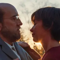Intymny moment w filmie, który w swojej recenzji nazwałem "dream scenario". Słońce zachodzi za plecami pary.