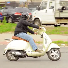 Osoba na skuterze. W Polsce do pojemności 50 cm³ można jeździć skuterem bez prawa jazdy.