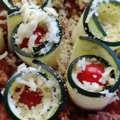 Zucchini-Röllchen mit Hackfleisch und Tomaten, überbacken mit Käse. Ein leckerer hackfleischauflauf low carb.