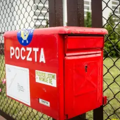 Co to jest poczta? Odkryj jej funkcje i historię w Polsce