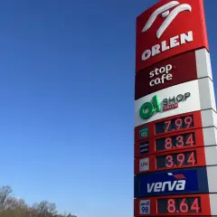 Cena diesla na Orlenie to 8.34. Obok widnieją ceny benzyny 95 (7.99), LPG (3.94) i Vervy 98 (8.64).