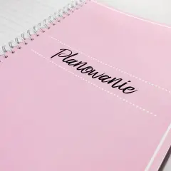 Różowy notes z napisem "Planowanie". Idealny do tworzenia listy gości na przyjęcie lub do organizacji codziennych zadań.