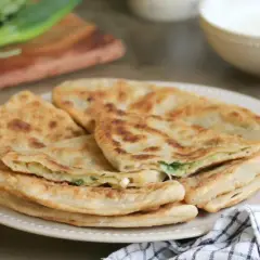 Färska, gyllene bolani med en smakrik fyllning. Ett perfekt bolani recept för en god måltid.
