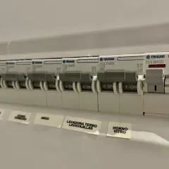 Panel eléctrico con varios interruptores automáticos. Uno indica "40 A", útil para saber cuántos amperios son 2000w en tu instalación.