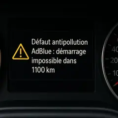 Défaut antipollution AdBlue : démarrage impossible dans 1100 km. Le tableau de bord affiche un avertissement de consommation du réactif AdBlue.