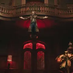Pan Kleks unosi się w powietrzu, witając dzieci w Akademii. Recenzje filmu podkreślają magię tej sceny.