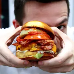 Jak podgrzać hamburgera w piekarniku, by był soczysty i ciepły