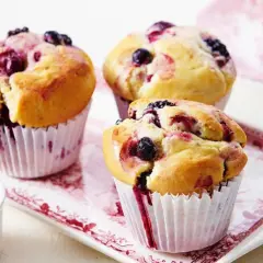 Pyszne muffinki z borówkami, pachnące latem i domowym ciepłem. Idealne na deser lub śniadanie.