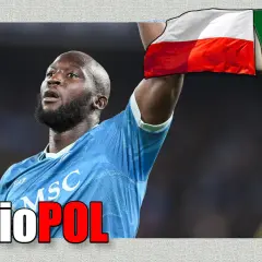 Piłkarz Romelu Lukaku z flagą Włoch i Polską.