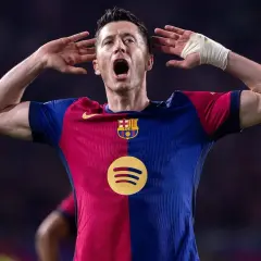 Robert Lewandowski, jeden z najlepszych strzelców Barcelony w historii, świętuje bramkę.