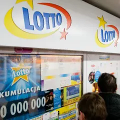 Ludzie stoją w kolejce do punktu Lotto. Reklamy informują o kumulacji 50 milionów. Jakie są szanse na trafienie tej samej kombinacji liczb dwa razy z rzędu?