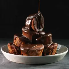 En stapel chokladiga muffins, överhällda med varm chokladsås. En härlig sticky toffee pudding-upplevelse.