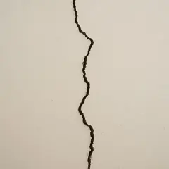 Crepa su cartongesso, un segno che il silicone potrebbe non bastare.
