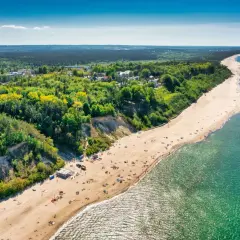 Piękna plaża nad Bałtykiem, gdzie woda latem zachęca do kąpieli. Ile stopni ma woda w Bałtyku latem? Tego nie widać, ale słońce świeci!