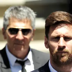 Jorge Messi, ojciec Leo Messiego, w okularach przeciwsłonecznych obok syna.