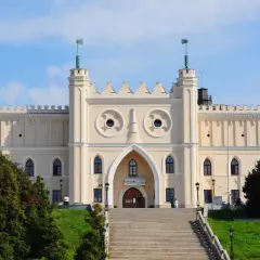 Zamek Lubelski zaprasza na bezpłatne zwiedzanie. Monumentalna budowla z charakterystycznymi wieżyczkami i dwoma okrągłymi oknami na fasadzie.