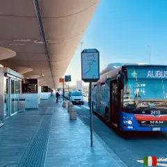 Niebiesko-czerwony autobus Alibus na przystanku lotniskowym w Katanii.