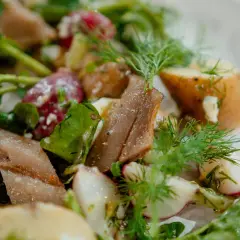 Salade de hareng fumé : recette facile, authentique et savoureuse
