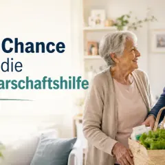 Zwei Frauen lächeln sich an, eine ältere Dame erhält Einkaufshilfe. Neue Chance durch Nachbarschaftshilfe, die den entlastungsbetrag nutzt.