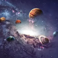 Wieloplanetarny widok kosmosu, idealny do aplikacji astronomicznej. Widoczne planety, w tym Saturn z pierścieniami, na tle mgławicy i gwiazd.