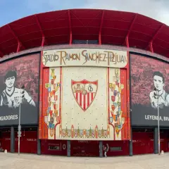 Stadion Sevilla z muralami legend i herbem klubu.