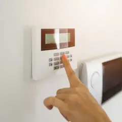 Alarm do mieszkania w bloku: Wybierz idealny system i zyskaj spokój