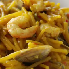 Fideos con almejas y gambas, un plato de marisco delicioso y lleno de sabor.