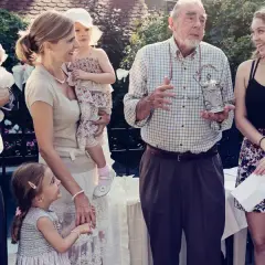 Jak ubrać się na chrzciny jako gość? Stylizacje dla kobiet