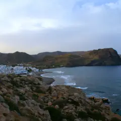 Vista panorámica de la costa de las Negras, Cabo de Gata, con casas blancas, montañas y el mar Mediterráneo.