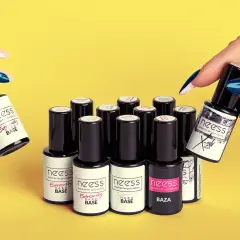 Dwie dłonie prezentują buteleczki z bazą do paznokci Neess. To podstawa trwałego manicure.