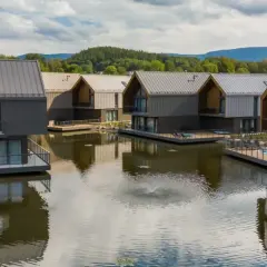 Nowoczesne domki na wodzie w Karkonoszach, idealne na relaks w otoczeniu natury.