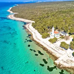 Vir: Najlepsze plaże i atrakcje. Twój przewodnik po wyspie
