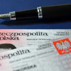 Pióro i polskie dowody osobiste. Czy trzeba mieć przy sobie dowód osobisty? To pytanie zadaje sobie wielu Polaków.