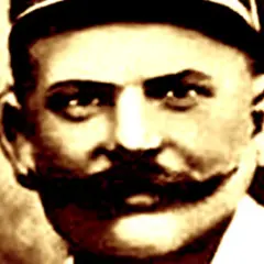 Portret mężczyzny z wąsami w wojskowym nakryciu głowy, przypominającego postać z filmu "Waldemar Błaszczyk romans".