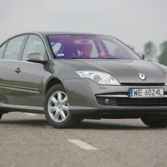 Szary sedan Renault Laguna 3 na drodze. Rozmiar opon jest standardowy dla tego modelu, zapewniając komfortową jazdę.