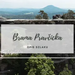 Widok na skalne formacje i lasy z napisem "Brama Pravčicka". Turyści spacerują po ścieżce.
