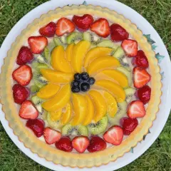 Tarte aux fruits frais sur une crème pâtissière légère. Une recette parfaite pour un dessert estival.