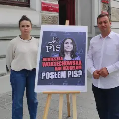 Agnieszka Wojciechowska van Heukelom, czy jest posłem PiS? Mężczyzna i kobieta stoją obok plakatu z jej zdjęciem.