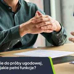 Dwaj mężczyźni przy stole omawiają dokumenty. Na dole grafiki widnieje tekst "Zawezwanie do próby ugodowej".