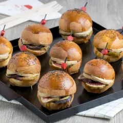 Plateau de mini burgers gourmands : pain brioché, foie gras, figues et cornichons. Un délice pour les papilles !
