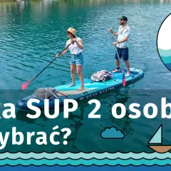Para na desce SUP, ciesząca się pływaniem w spokojnej wodzie.