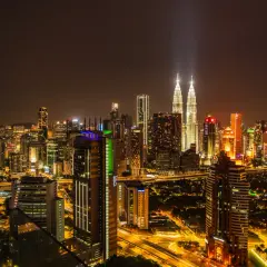 Nocna panorama Kuala Lumpur z wieżami Petronas. Kiedy najlepiej lecieć do Kuala Lumpur? Warto rozważyć okres od czerwca do września, gdy jest mniej deszczowo.