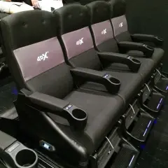 Rzędy wygodnych foteli 4DX w kinie, gotowe na wciągające seanse filmowe.