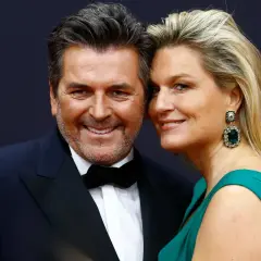 Thomas Anders i jego żona z Polski, Claudia, uśmiechają się do obiektywu.